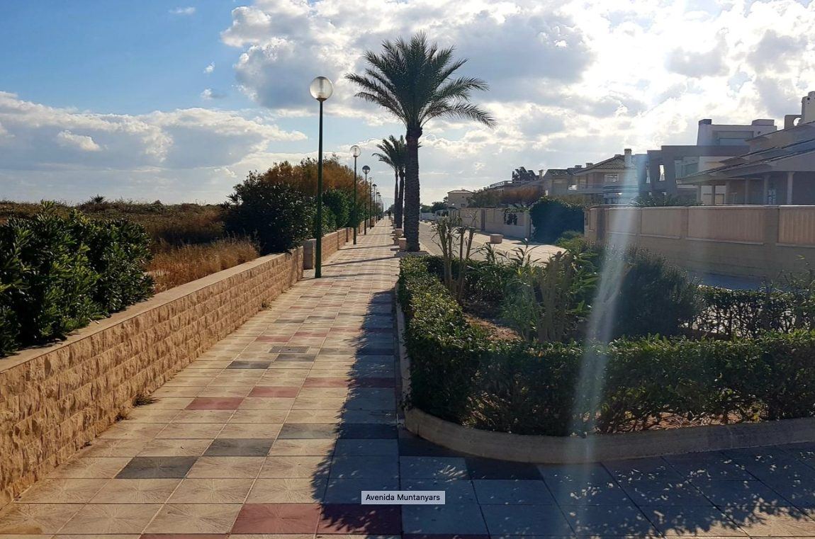 Oliva invierte más de 435.000 euros para renovar su paseo marítimo antes de la próxima temporada de playa