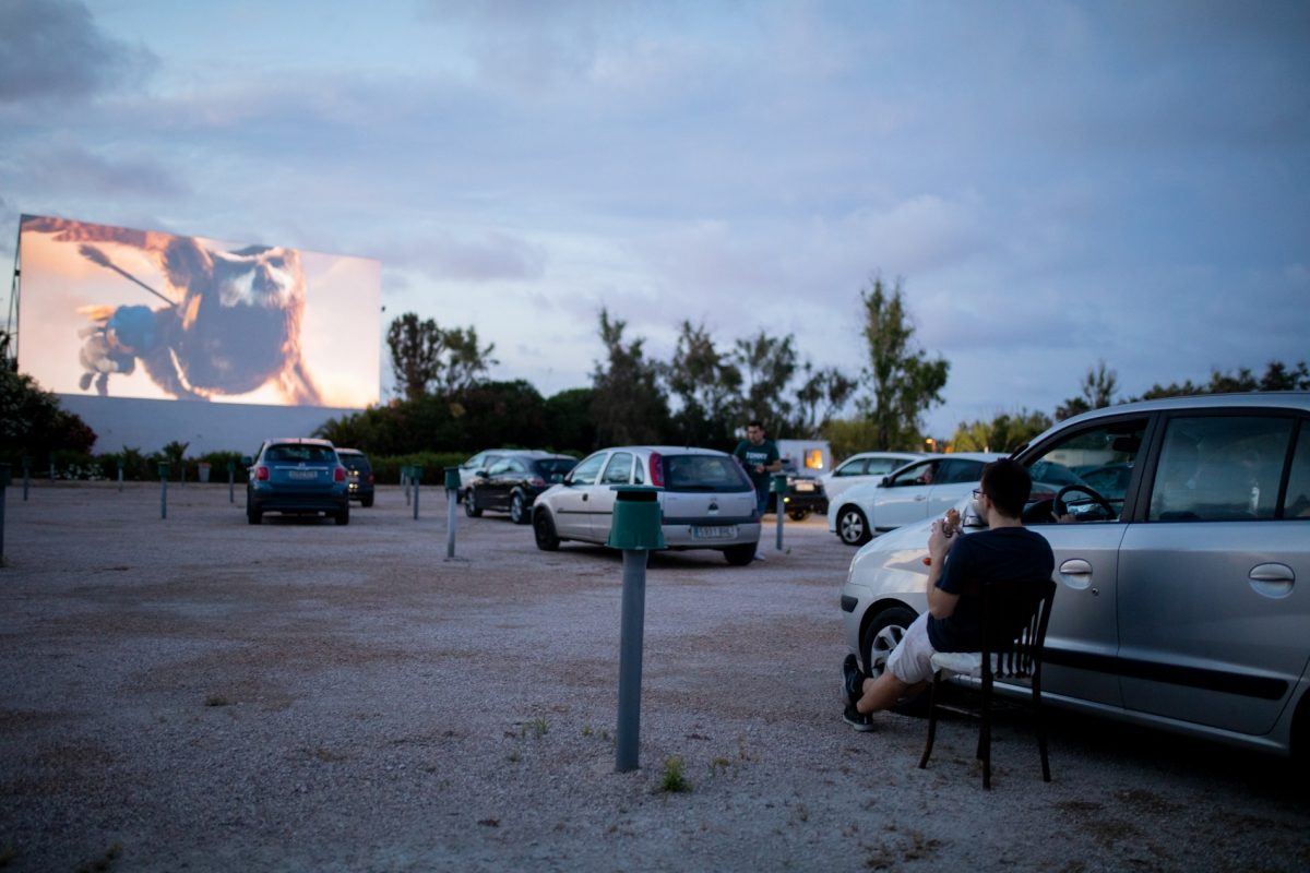 El autocine de El Saler suspende sus sesiones del viernes para no obstaculizar la lucha contra el incendio