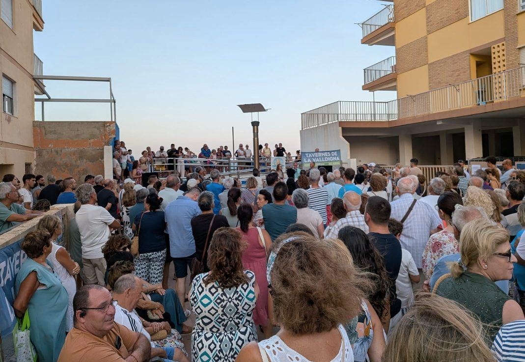 Tavernes se echa a la calle: los vecinos exigen soluciones definitivas para salvar su playa del mar