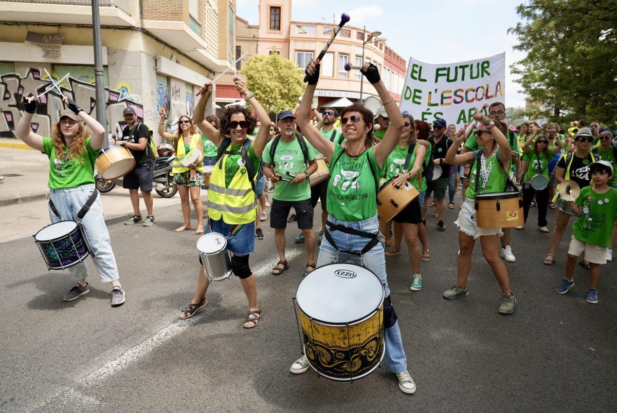 Los docentes valencianos tiñen de verde la Vuelta Ciclista para mantener viva su lucha