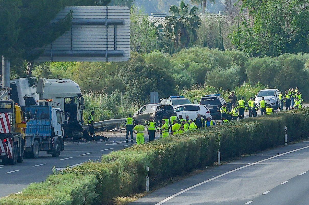 Un alcance en la A-7 a su paso por Torrent colapsa el tráfico con retenciones de hasta cuatro kilómetros