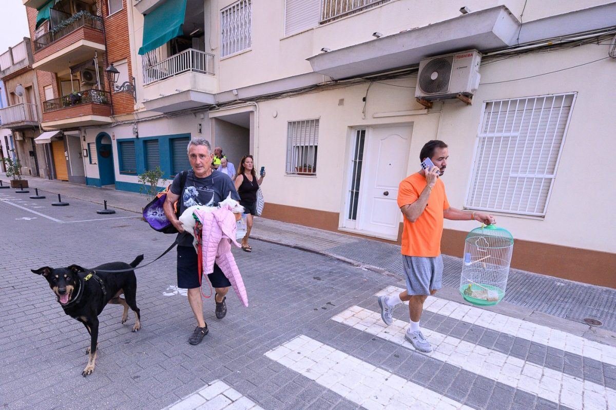 Cientos de vecinos de El Saler pasan la noche lejos de casa mientras el fuego sigue devorando la Devesa