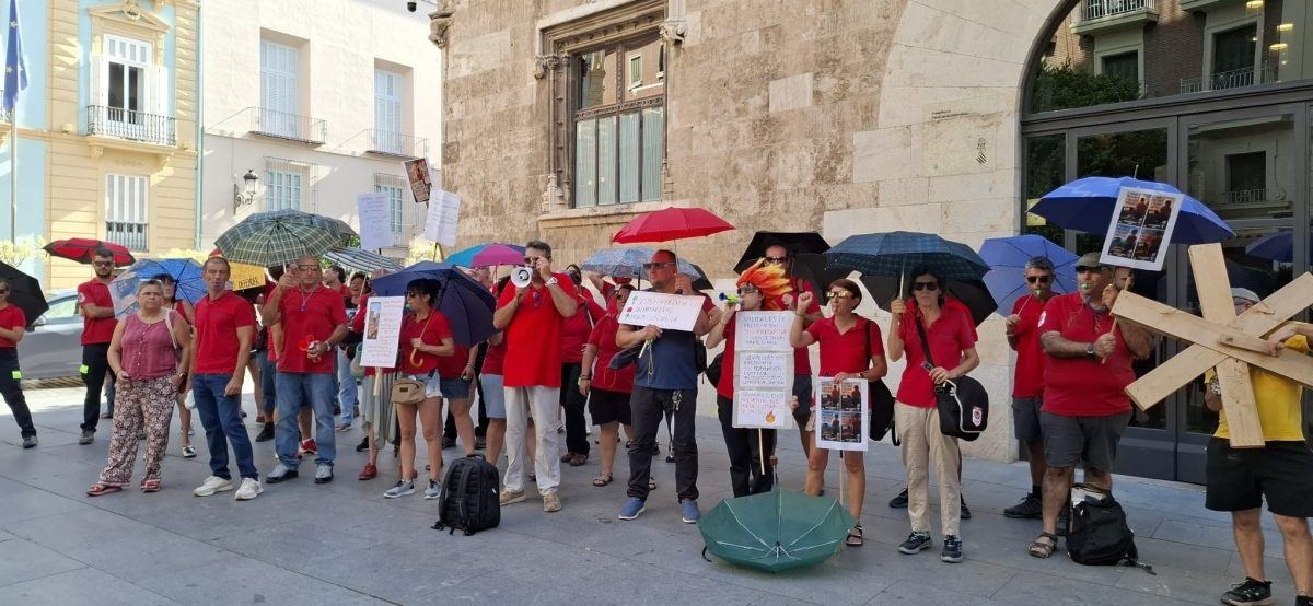 Agentes de prevención de incendios salen a la calle en Valencia: "Nos tienen abandonados en condiciones míseras"