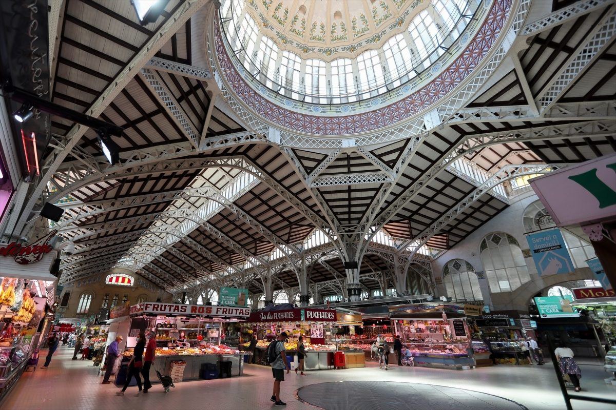 Los vendedores del Mercado Central de Valencia avisan: "Nos quedamos como ninots indultats mientras el turismo se lo traga to