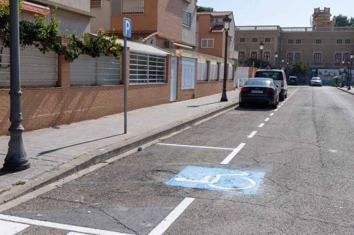 La Malva-rosa frena a los coches: una 'oreja' de acera junto a un parque infantil obliga a reducir la velocidad