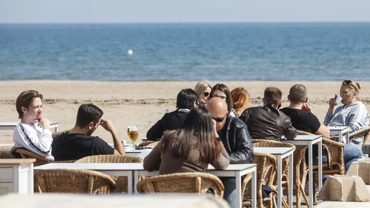 El Ayuntamiento de Valencia defiende el derecho vecinal a cenar en la playa de la Malva-rosa frente a las presiones de la hos