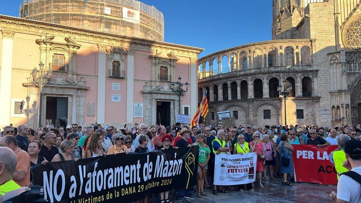 Familias de la Dana vuelven a llenar la plaza de la Virgen a casi dos años de la tragedia: "El dolor no se va de vacaciones"