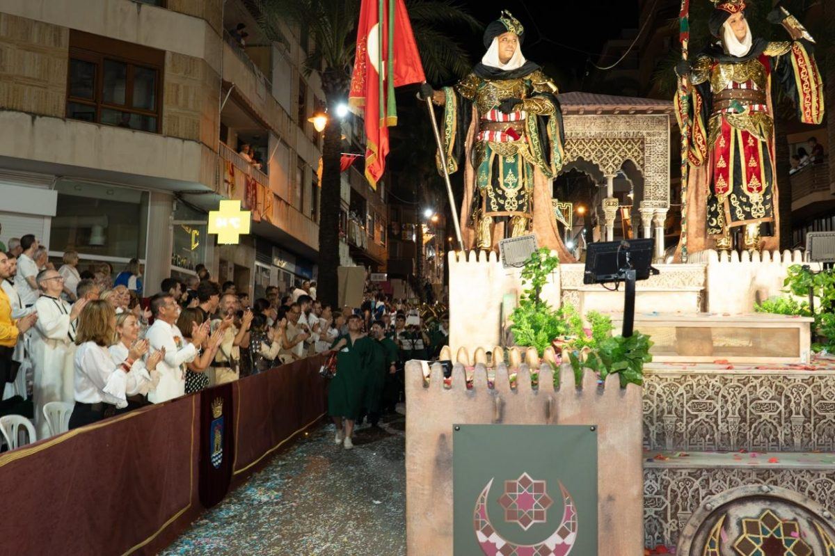 Ontinyent vive una noche histórica con nueve horas de desfile en sus Entradas de Moros y Cristianos