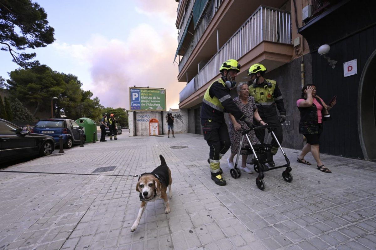 El fuego obliga a evacuar el pueblo y los campings de El Saler mientras siete medios aéreos combaten el incendio