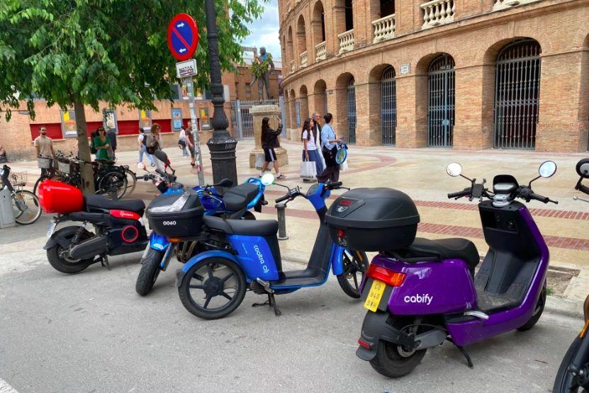 Las motos de alquiler de València tendrán nuevas reglas: el Ayuntamiento pondrá límites a las flotas a partir de septiembre