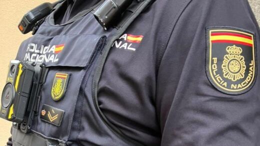 Le golpean con una piedra en la cabeza, le roban 330 euros y cinco días después reconoce a sus agresores en un parque