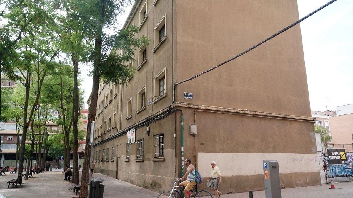 Casi veinte años de abandono llegan a su fin: el viejo cuartel de Vadillos empieza a vaciarse para dar paso a 48 viviendas jó
