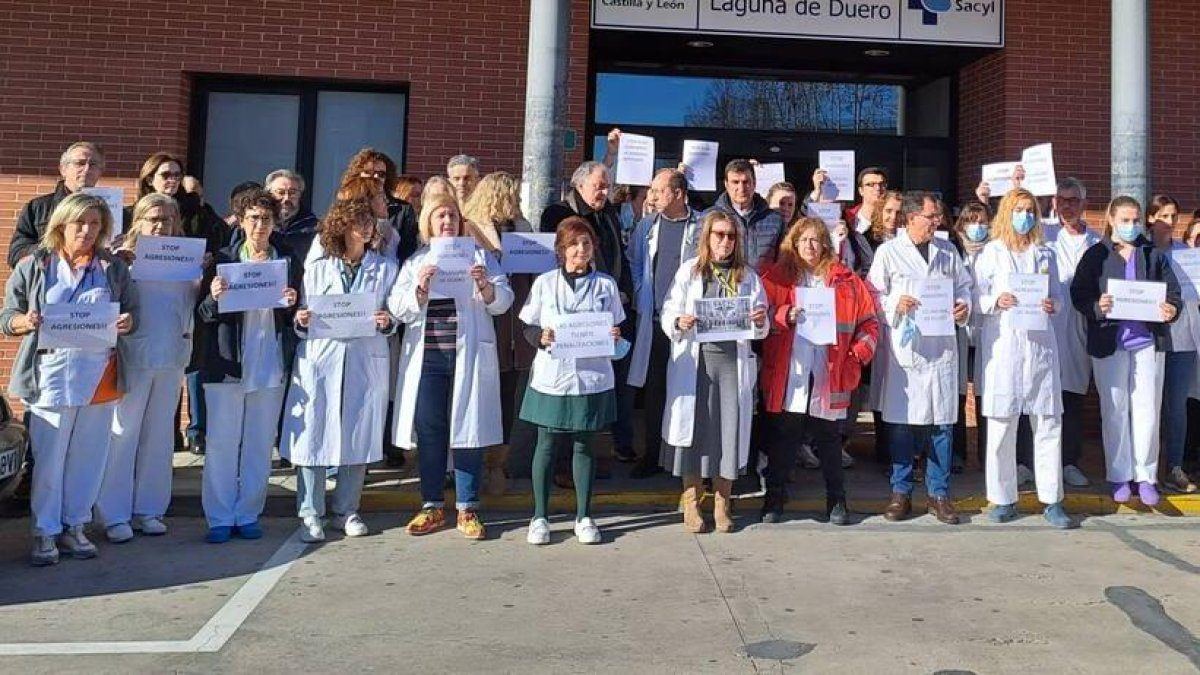 Un puñetazo por negarse a recetar un champú: la Audiencia Provincial avala investigar la agresión a una médico de Laguna de D