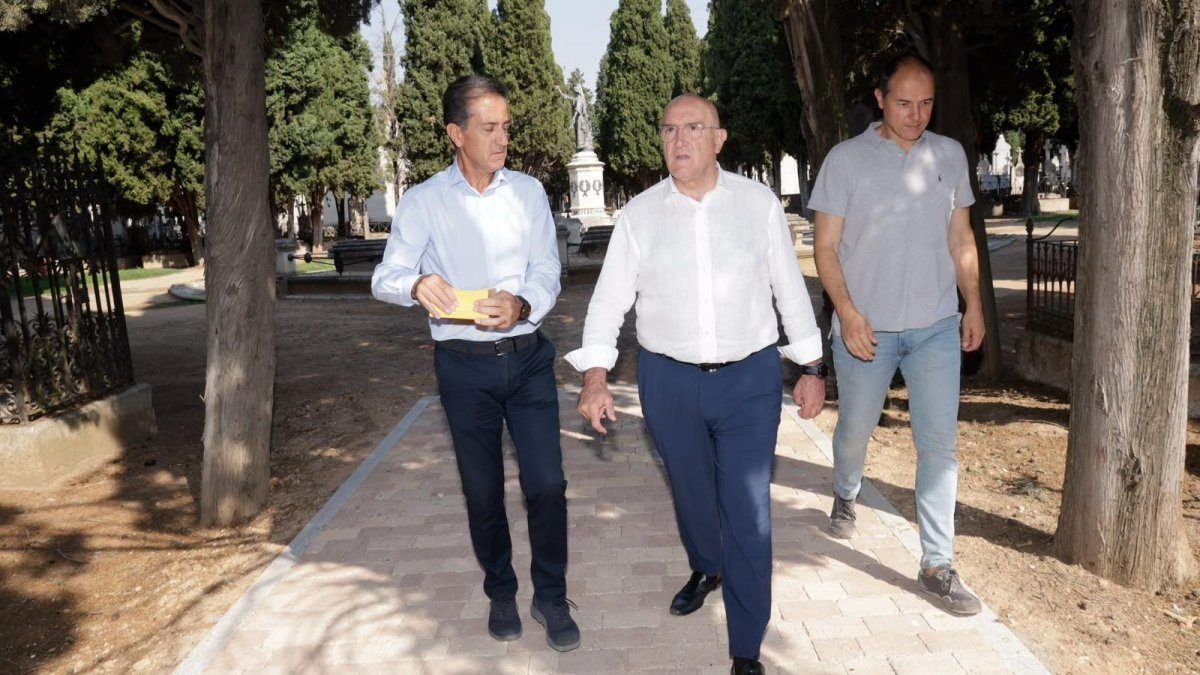 El cementerio de El Carmen recupera su zona histórica con adoquines y una inversión de 1,5 millones