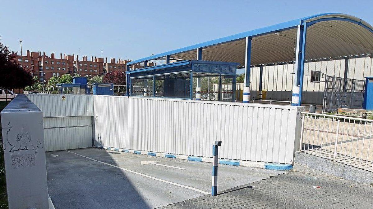 El parking de la plaza de la Solidaridad de Valladolid lleva meses adjudicado pero sigue cerrado a cal y canto