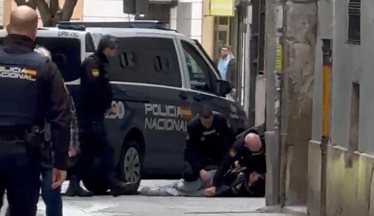 Persecución policial por las calles de Valladolid: detienen a un conductor drogado que huía en zigzag con una pistola, un hac