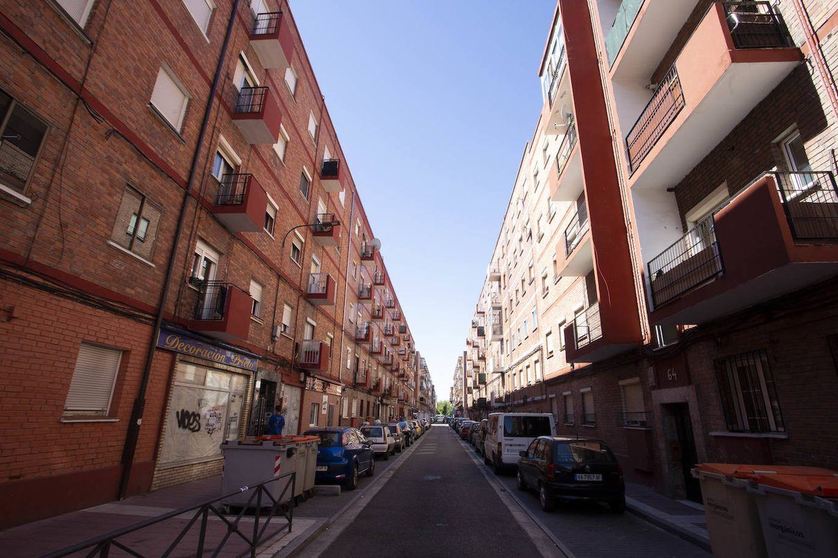 Un hombre armado con un cuchillo raya un coche y amenaza con "rajar de arriba a abajo" a sus ocupantes en Las Delicias