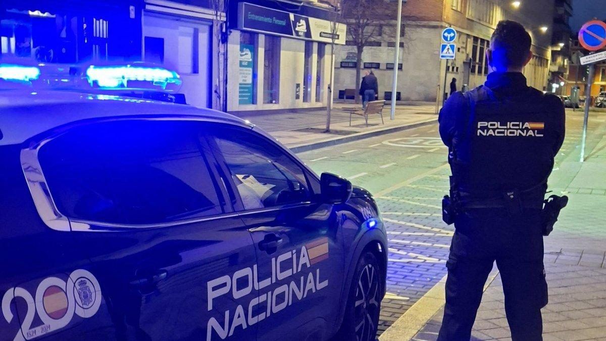 Una mujer muerde a un policía y le rompe un dedo tras ser sorprendida consumiendo droga en plena calle en Pajarillos