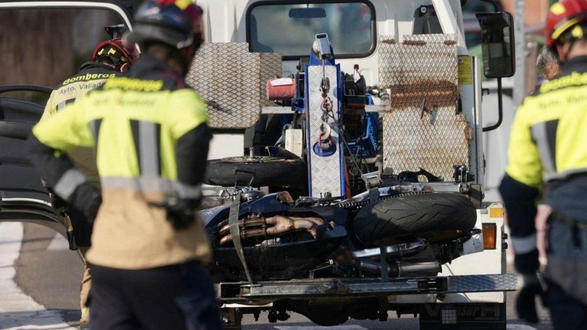 Un joven motorista acaba bajo un turismo tras ser despedido de su moto en plena calle Salud de Valladolid