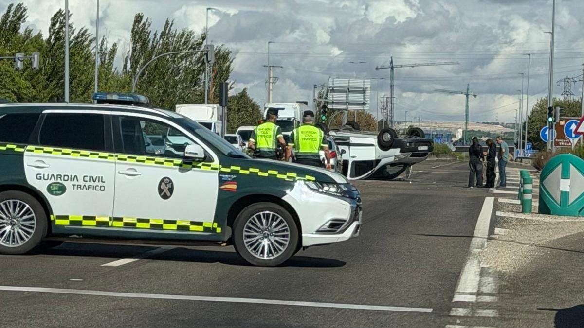 Una furgoneta volcada y tres heridos leves tras una colisión en la autovía Segovia de Valladolid