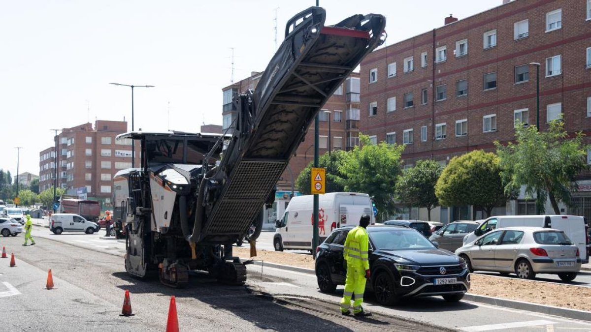 El Ayuntamiento de Valladolid aprovecha el agosto más tranquilo para renovar el asfalto en 18 calles de la ciudad