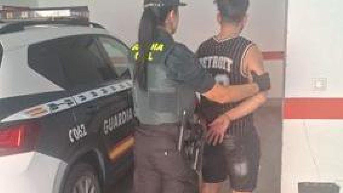Un joven de 25 años aparece maniatado y semidesnudo junto a la plaza de toros de Íscar tras ser atacado y abandonado en un de
