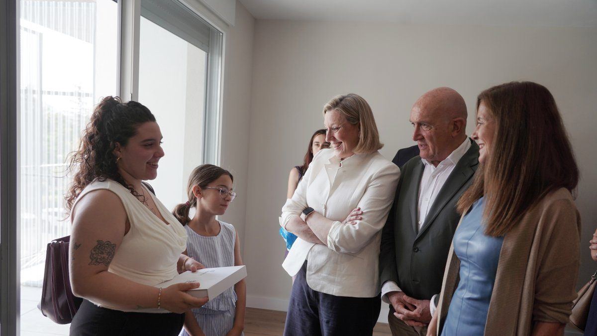 Sesenta familias jóvenes de Valladolid reciben las llaves de su primera casa en el estreno del 'cohousing' público en Castill