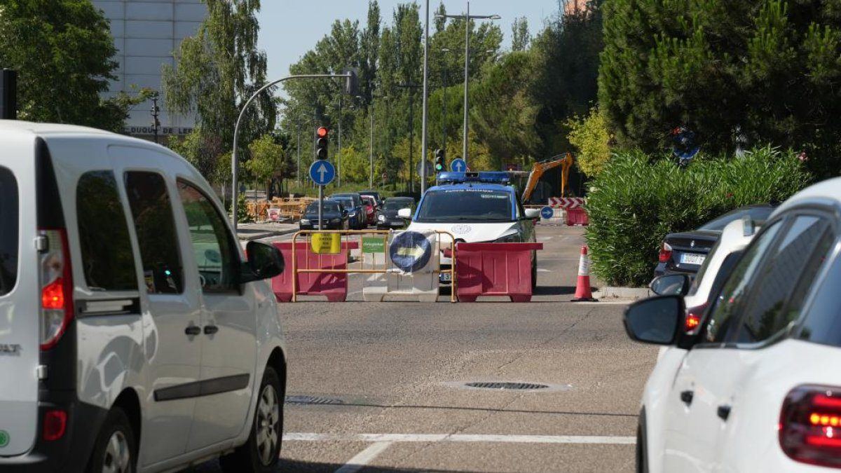 La avenida de Salamanca recupera un carril mientras el Puente Mayor espera al lunes para su corte total