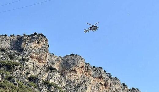 Un helicóptero de la Ertzaintza evacúa a un senderista de 64 años con una fractura en la pierna junto a la Cueva de La Leze