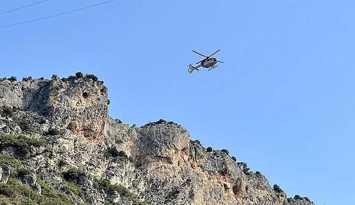 Un helicóptero de la Ertzaintza evacúa a un senderista de 64 años con una fractura en la pierna junto a la Cueva de La Leze