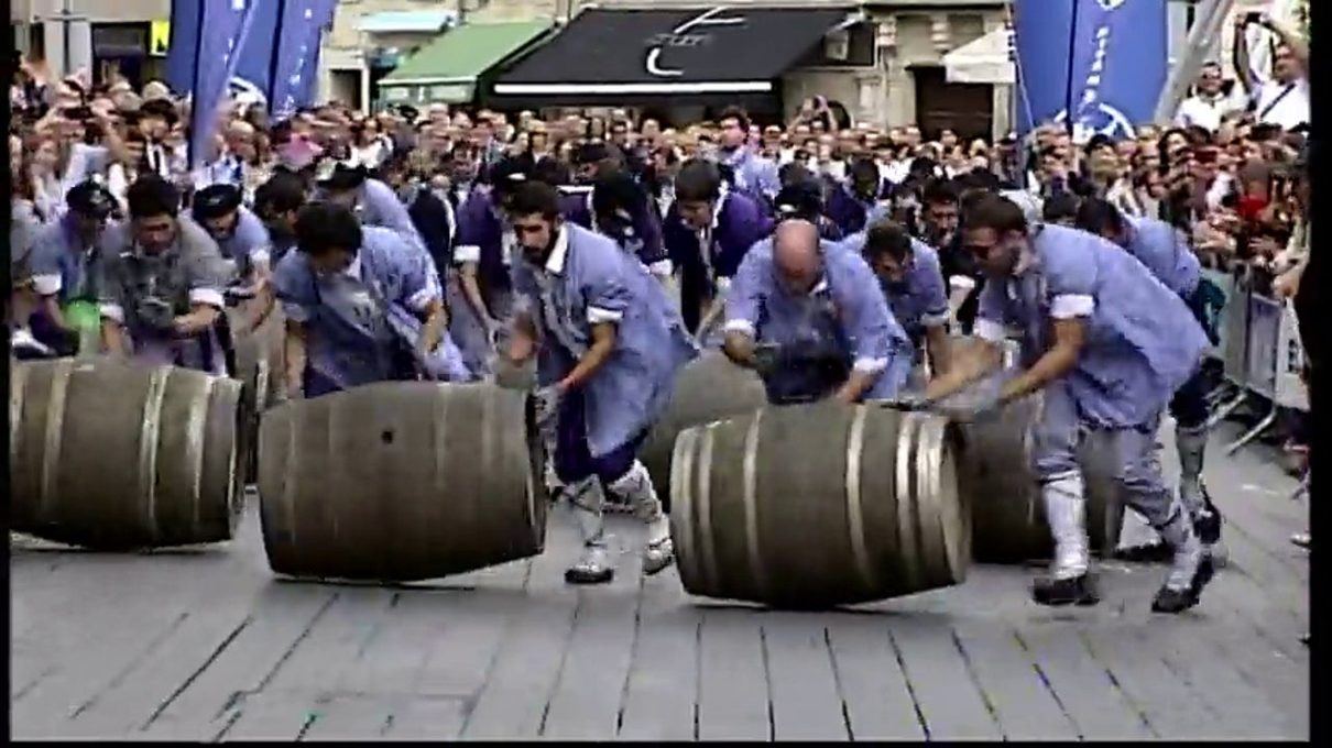 La novena Carrera de Barricas de Vitoria enfrenta a 17 equipos por 225 litros de vino