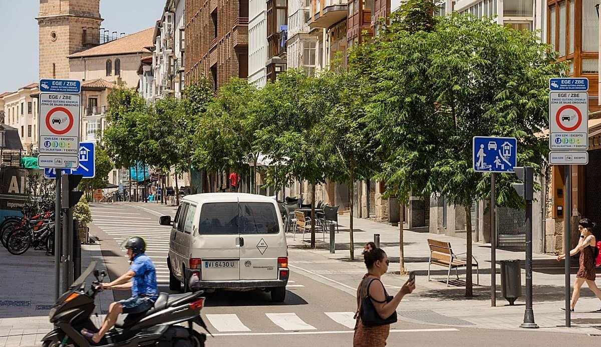 El Ayuntamiento de Vitoria da marcha atrás y renuncia a cerrar el centro al tráfico no residente