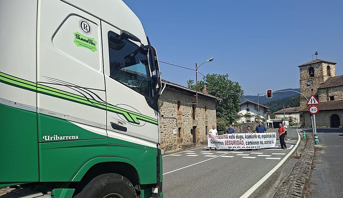 Baranbio clama contra los camiones: un pueblo alavés atrapado entre el asfalto y el olvido institucional