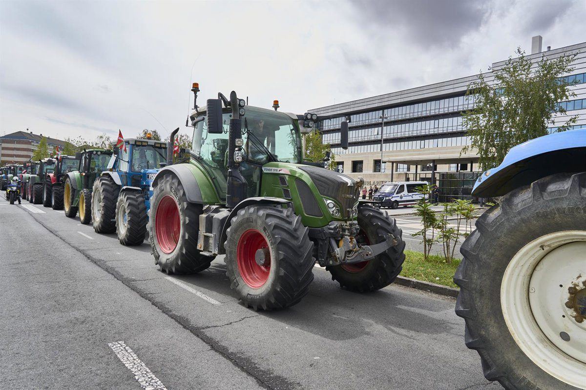 Tractores en las calles de Vitoria para exigir que Álava sea declarada zona de sequía