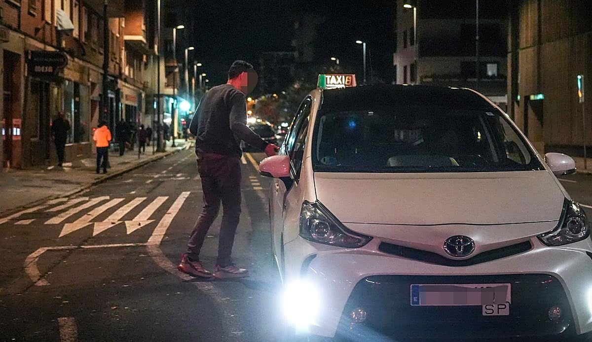 El taxi de Vitoria, bajo lupa: el Ayuntamiento sanciona con hasta 3.000 euros y la retirada de licencia a quien no cubra las