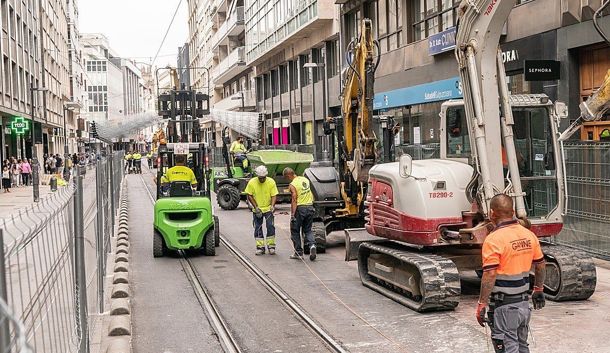 Ruido nocturno y cruces sin señalizar: las obras del tranvía en el centro de Vitoria encienden a vecinos y peatones