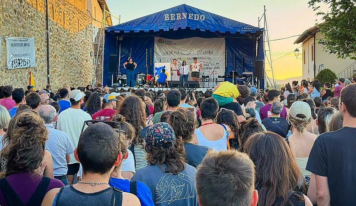 El campamento de Bernedo desafía a la justicia con una fiesta mientras 15 de sus monitores esperan declarar como investigados