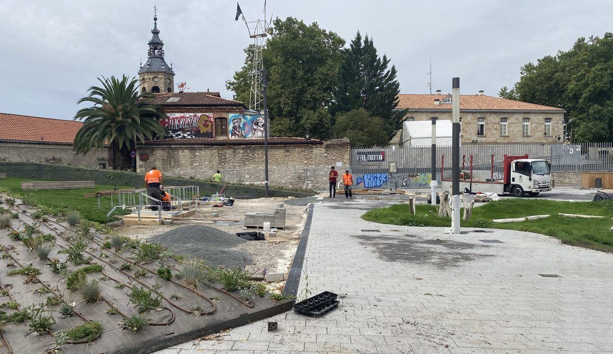 Vitoria arranca la semana con cortes de tráfico en el centro y el tranvía sin llegar a Angulema