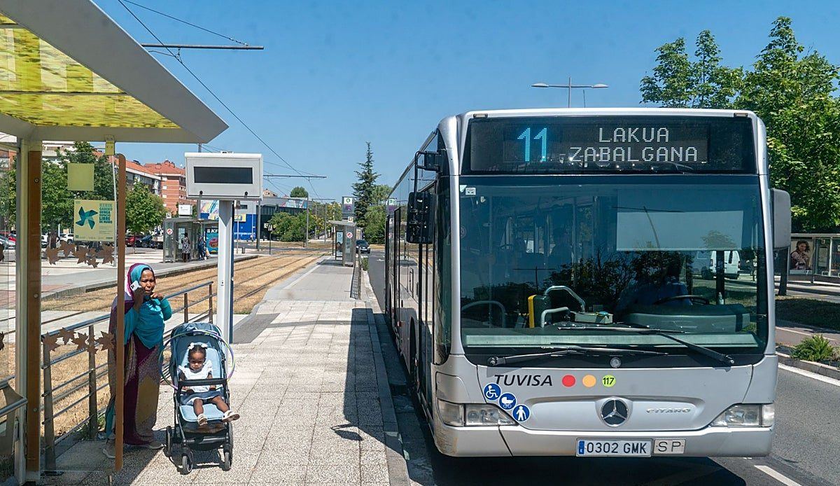 El autobús que une Zabalgana y Lakua-Arriaga arranca con más viajeros de los esperados en pleno verano