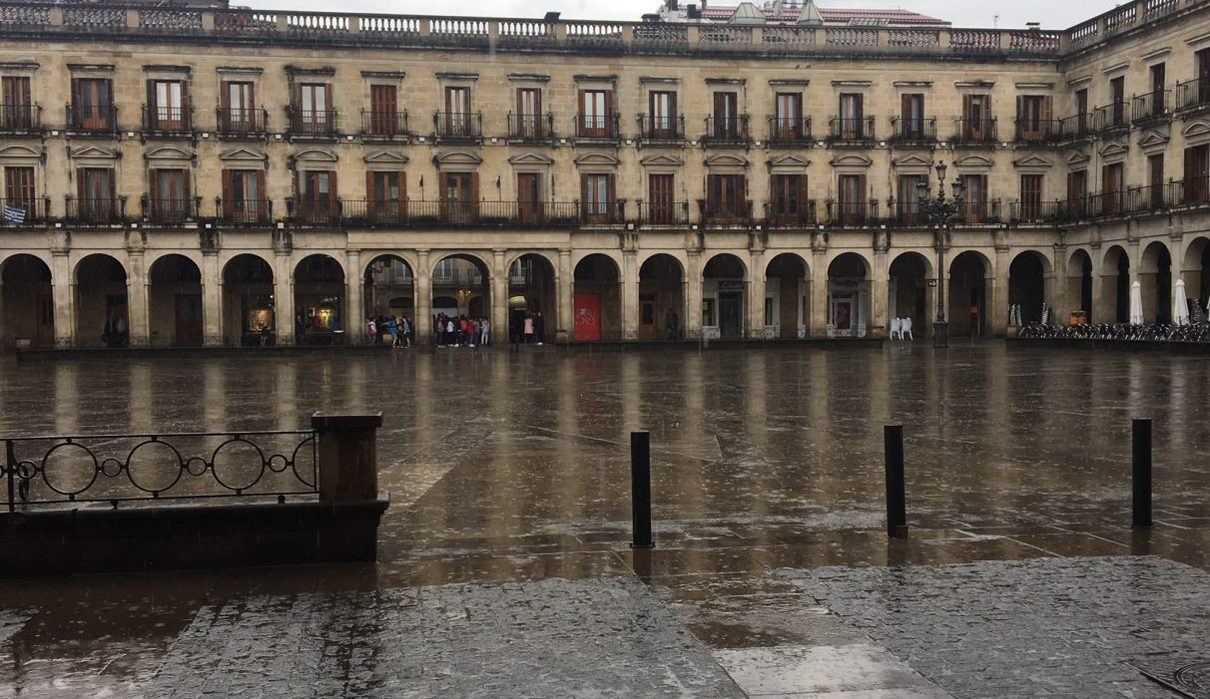 Las lluvias intensas ponen en alerta a Vitoria-Gasteiz este domingo por la tarde: el sur de Álava, en máximo riesgo