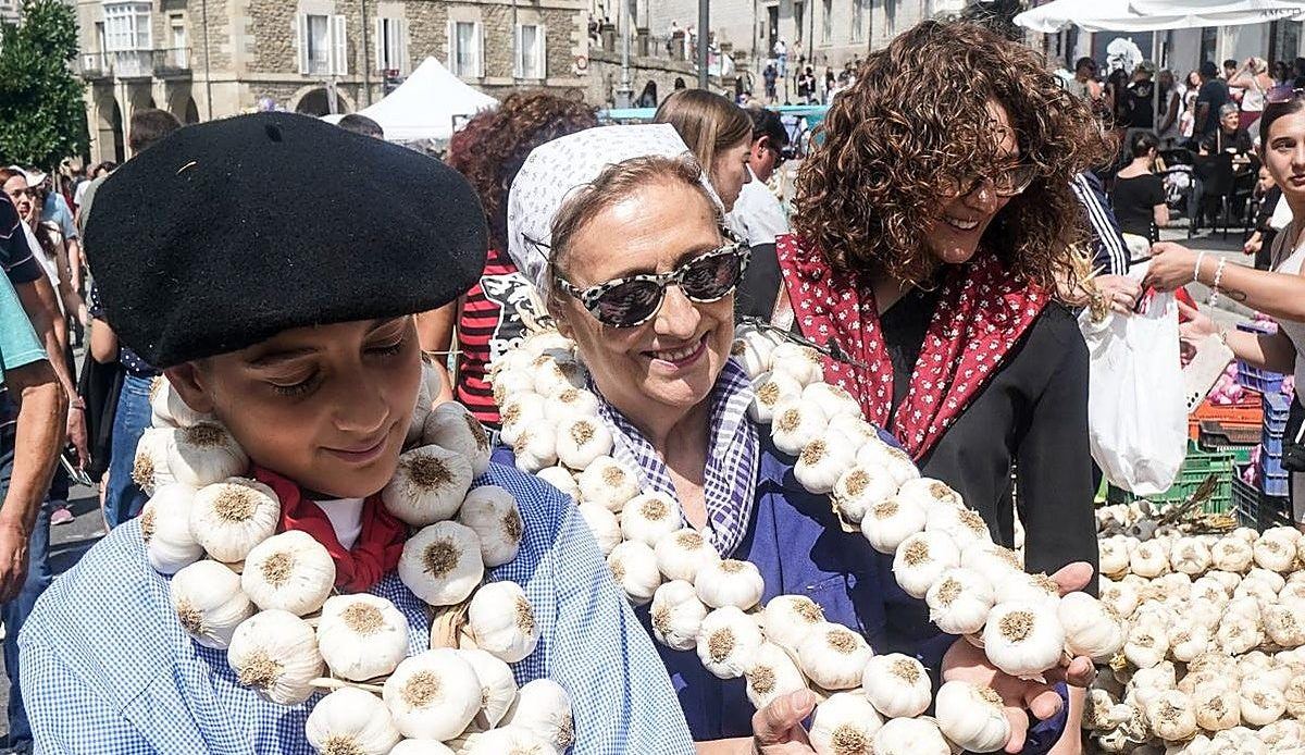 La Feria de los Ajos de Vitoria vuelve a llenar de color y tradición las calles del casco histórico