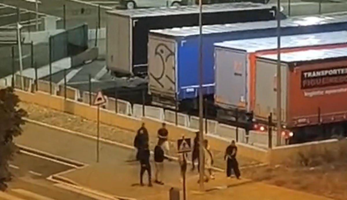Ocho menores de la banda 015 de Vitoria huyen tras destrozar un coche ajeno haciendo trompos junto a la fábrica de Mercedes