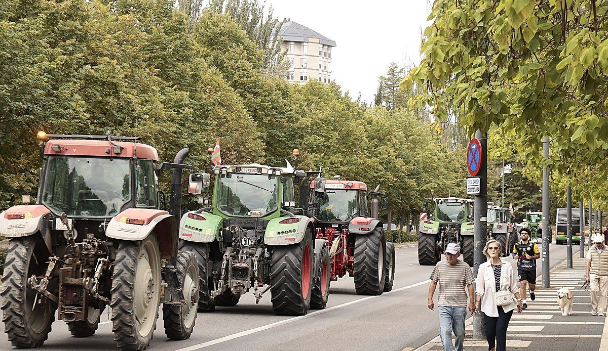 Cuarenta tractores toman Vitoria para gritar que la agricultura alavesa no puede más