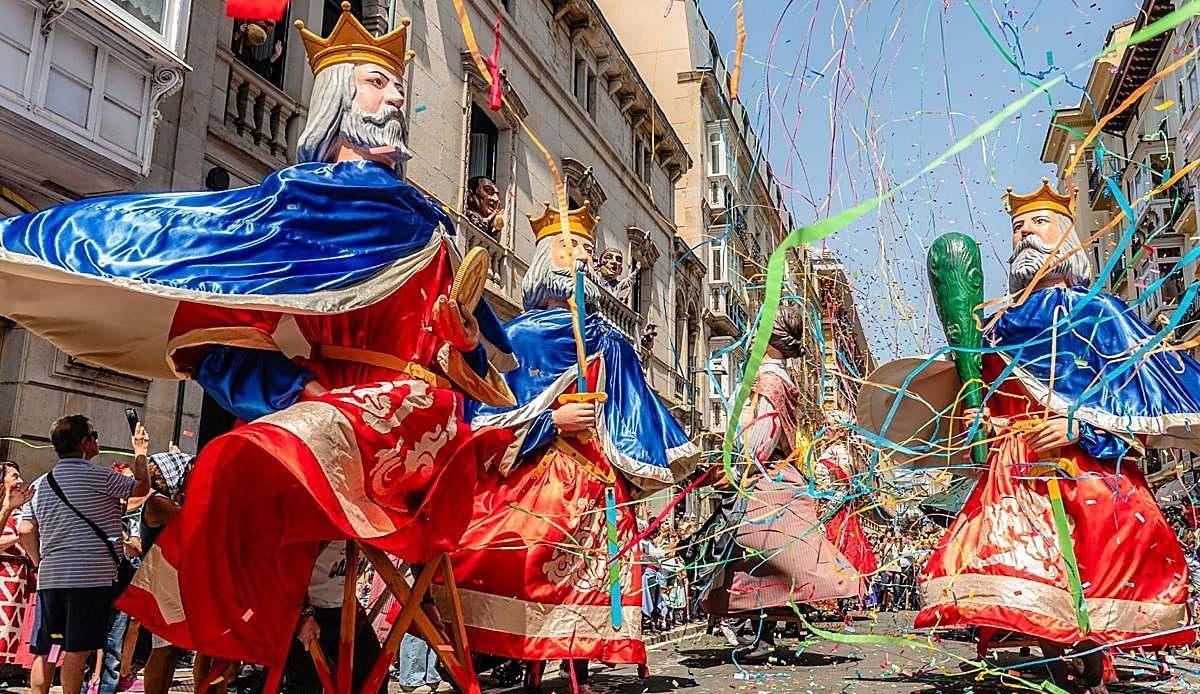 La Comparsa de Gigantes y Cabezudos de Vitoria, corazón y alma de La Blanca a punto de cumplir 110 años