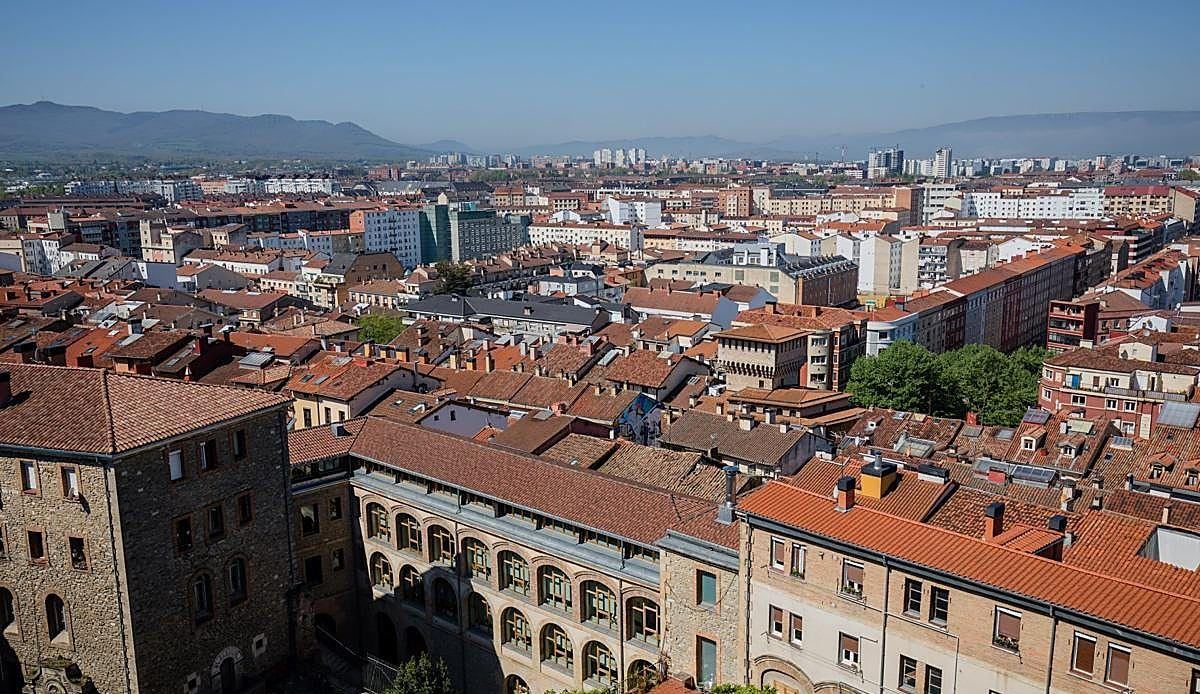 El plan para rehabilitar el Casco Viejo de Vitoria acumula 13 meses de silencio ante las demandas de vecinos y comerciantes