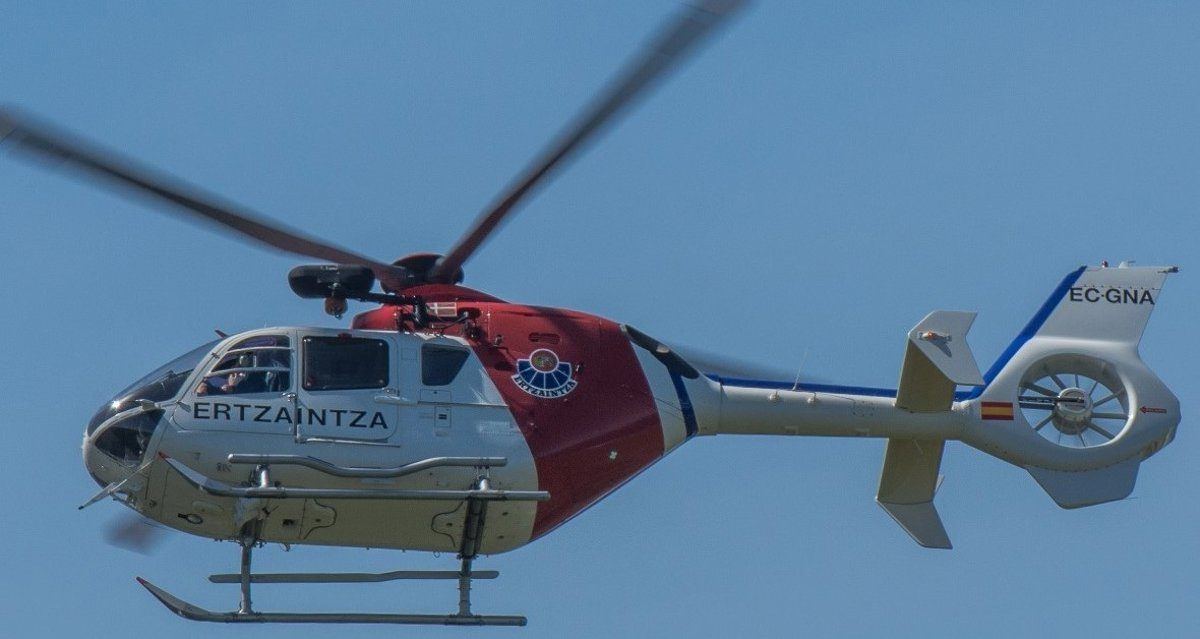 Un helicóptero de la Ertzaintza rescata a una joven escaladora herida en las rocas de Egino