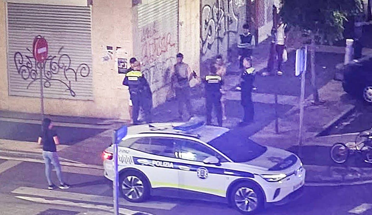 Coronación estalla en plena madrugada: vecinos con cacerolas y un despliegue policial masivo para separar a ocupas y clientes