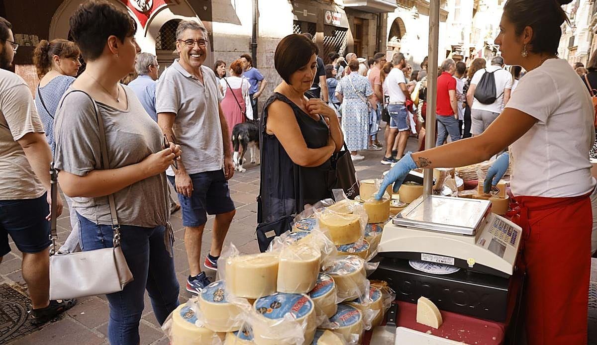 El Mercado de la Almendra de Vitoria se reinventa con 36.000 euros para celebrar sus 20 años de vida