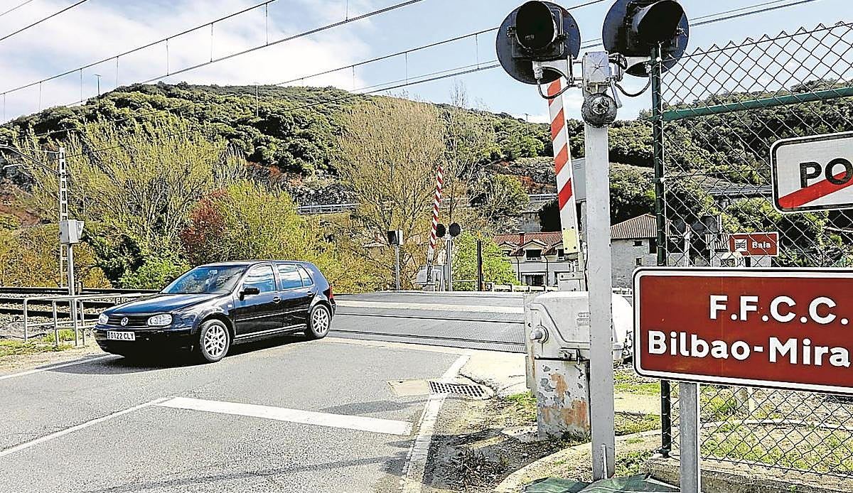 La Diputación de Álava elimina el último paso a nivel y mejora las carreteras más peligrosas del territorio
