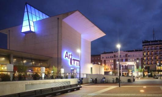 Una noche de violencia en Vitoria: un apuñalado junto al Artium y dos detenidos por atracar a un anciano